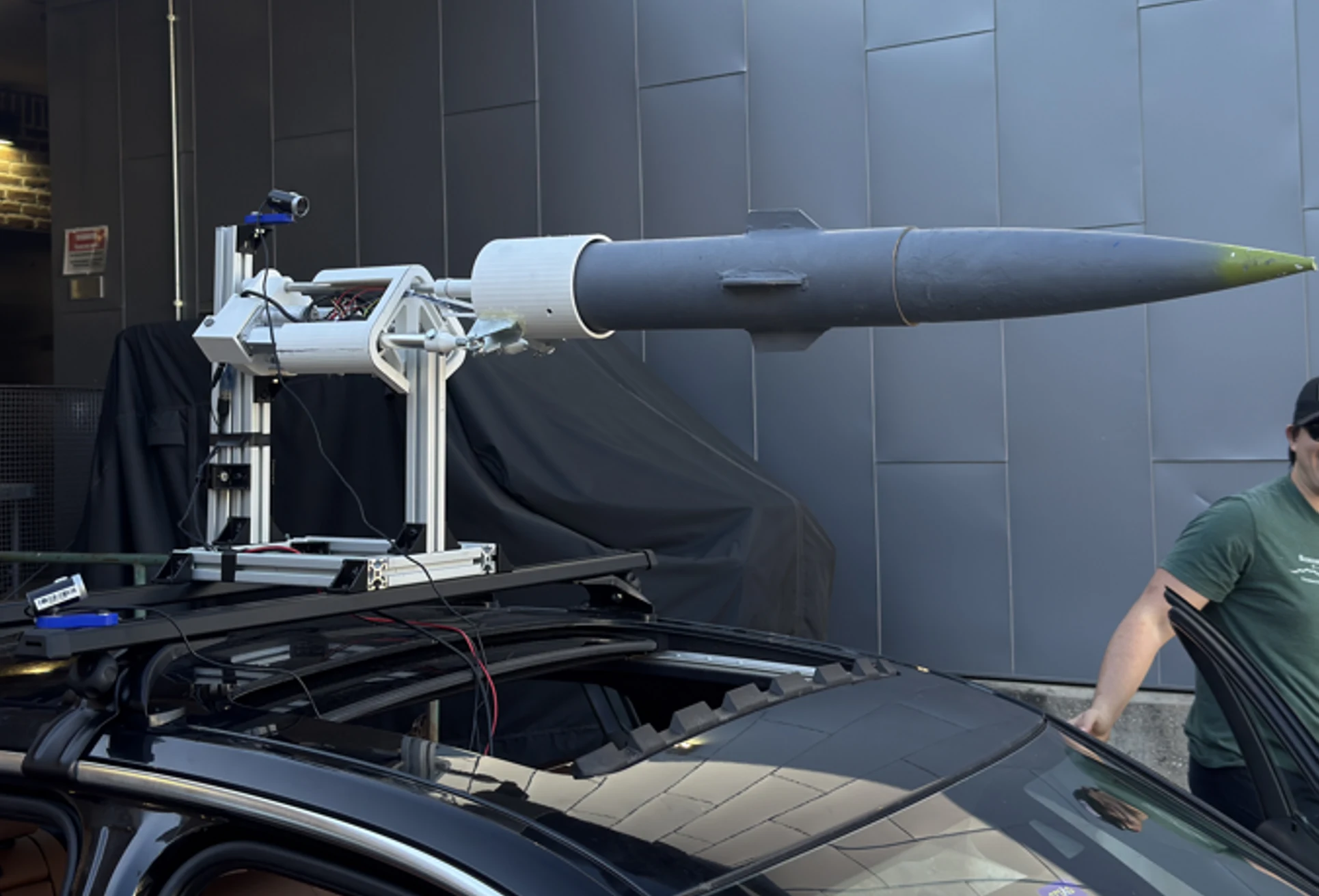 Active flight stabilization test rig mounted to a car roof